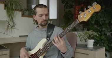 Erkek Müzisyen Çalışması Bass Guitar 4K 10-bit 'te Müzik Çalıyor