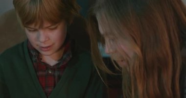 Amcası ve babası olan bir çocuk heyecanlı bir kitap okuyor. 4K 10-bit eğleniyor.