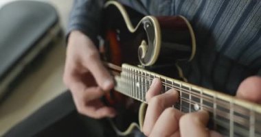 Erkek müzisyen Mandolin çalıyor. Kafkas Adam Müzik çalmaktan zevk alıyor 4K 10-bit