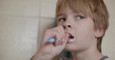 Oğlan Dişleri Sabah Banyoda Fırçalar. 4K 10-bit
