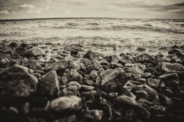 Taşlar ve dalgalar deniz sahil plaj üzerinde. Sepya.