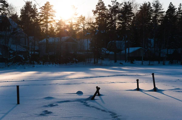 美しい冬景色 雪で覆われた凍った湖の夕日 — ストック写真