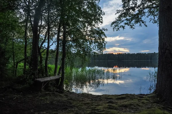 晚上两下的湖面上的木凳 夏季乡村景观 — 图库照片