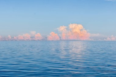 Ladoga Gölü üzerinde Cumulus bulutları ile mavi gökyüzü.