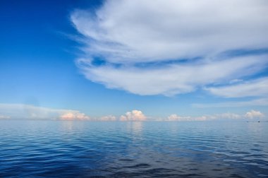 Ladoga Gölü üzerinde Cumulus bulutları ile mavi gökyüzü.
