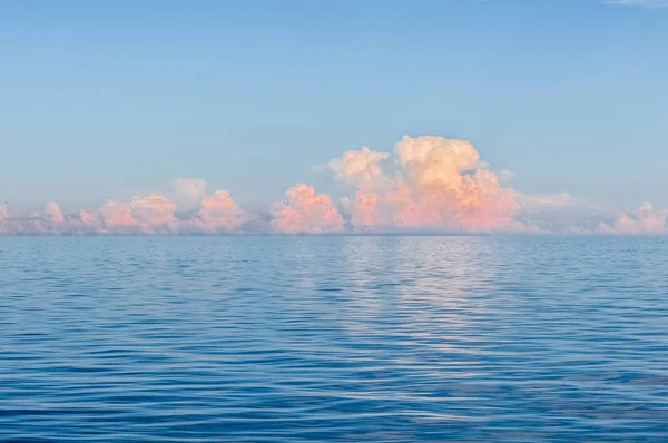 拉多加湖湖上空有积云的蓝天 — 图库照片