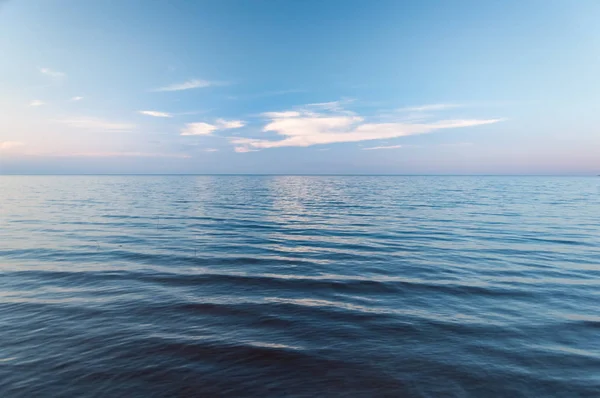 乌云笼罩着蔚蓝的海浪 在水中反射的天空 拉多加湖湖 — 图库照片