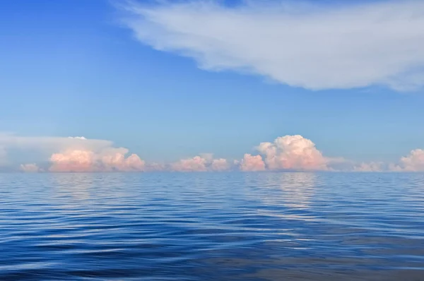 拉多加湖湖上空有积云的蓝天 — 图库照片