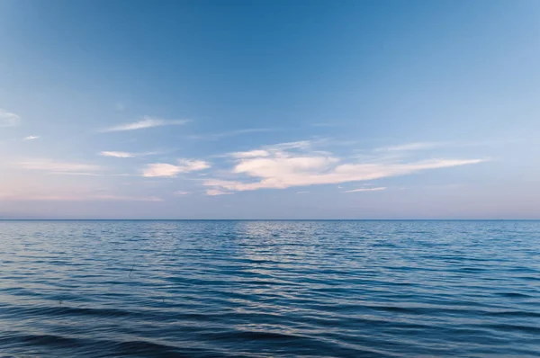 乌云笼罩着蔚蓝的海浪 在水中反射的天空 拉多加湖湖 — 图库照片