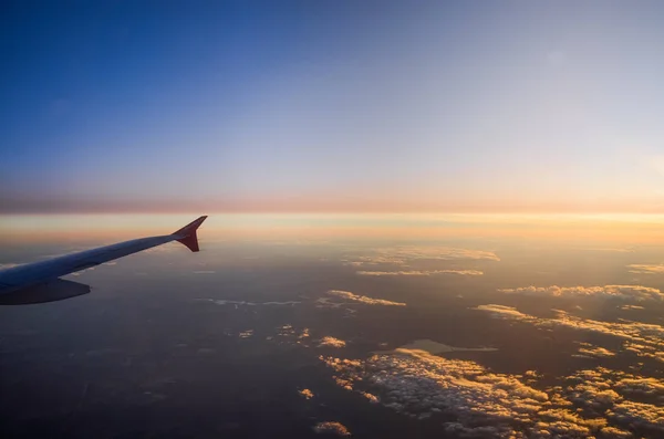 Самолет Летит Над Облаками Рассвете Вид Воздуха — стоковое фото