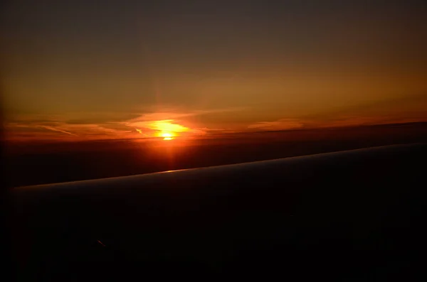 Самолет Летит Над Облаками Рассвете Вид Воздуха — стоковое фото