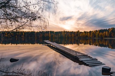 Ahşap Dock Sonbahar bitki örtüsü ve Orman Gölü.
