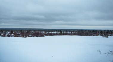Karda Köyü manzara akşam kaplı tepeleri ve orman