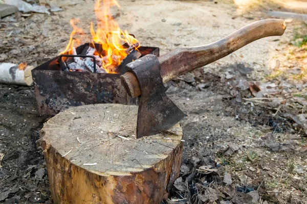 Sekyra v kládu a dřevo před grilovacím ohněm pro vaření masa BBQ. Venkovní piknik — Stock fotografie