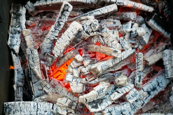 Charbons brûlants chauds dans le gril. Pique-nique cuisine barbecue — Photo