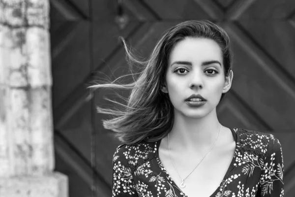 Güzel, sıska Arnavut kız poz veriyor ve turuncu mavi süs elbisesini gösteriyor