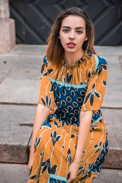 Прекрасна Худорлява Албанська Дівчина Позує Показує Оранжеве Синє Вбрання — стокове фото