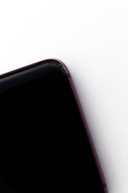 Kırık telefon, kırılmış ön cam ekran akıllı telefon üst görüntüsünün köşesinde 