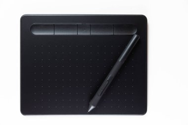 Beyaz arkaplanda kalem bulunan grafik tableti, izole edilmiş, üst görünüm
