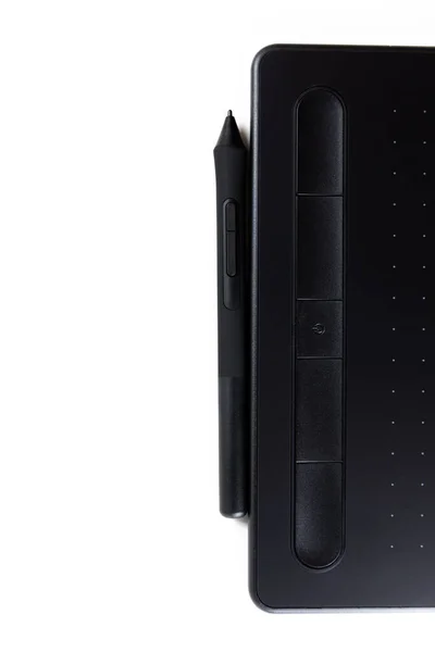 Beyaz arkaplanda kalem bulunan grafik tableti, izole edilmiş, üst görünüm