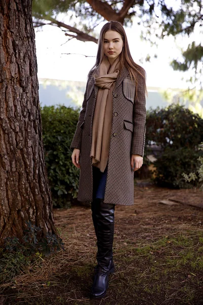 Baharda bahçede poz veren uzun saçlı genç kız.