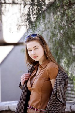 Monaco 'da genç ve güzel bir kadın poz veriyor.