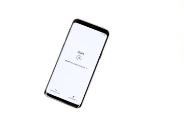 Akıllı telefon, cep telefonu beyaz arkaplanda izole edildi, ekranın başlangıcı