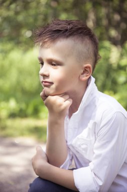 Genç erkek model poz veriyor, erkek moda portresi.