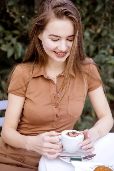 Monaco 'da genç ve güzel bir kadın poz veriyor.