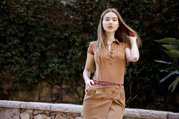 Monaco 'da genç ve güzel bir kadın poz veriyor.