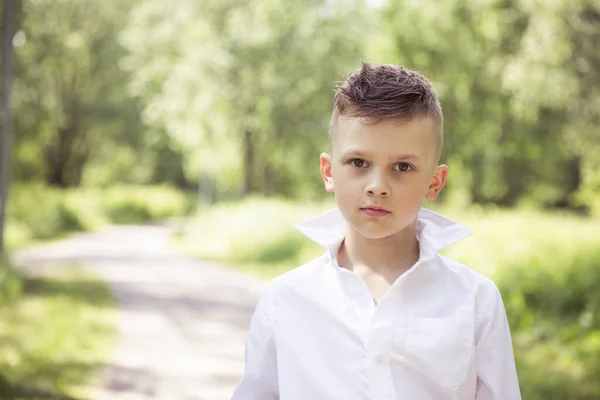 Genç erkek model poz veriyor, erkek moda portresi.