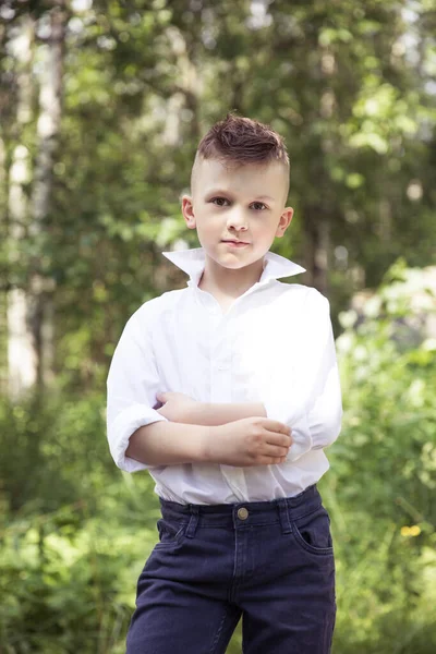 Genç erkek model poz veriyor, erkek moda portresi.