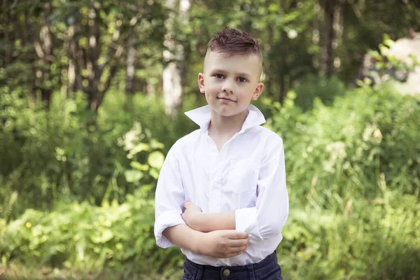 Genç erkek model poz veriyor, erkek moda portresi.