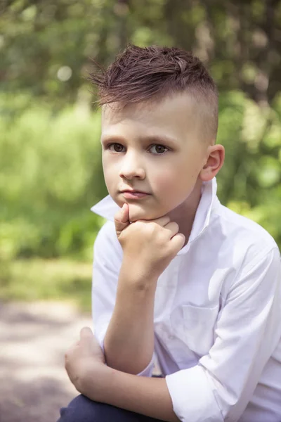 Genç erkek model poz veriyor, erkek moda portresi.