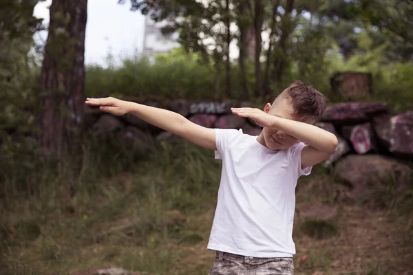 Genç erkek model poz veriyor, erkek moda portresi.