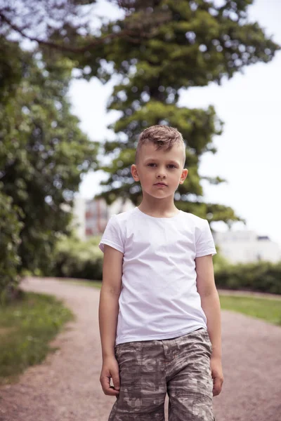 Genç erkek model poz veriyor, erkek moda portresi.