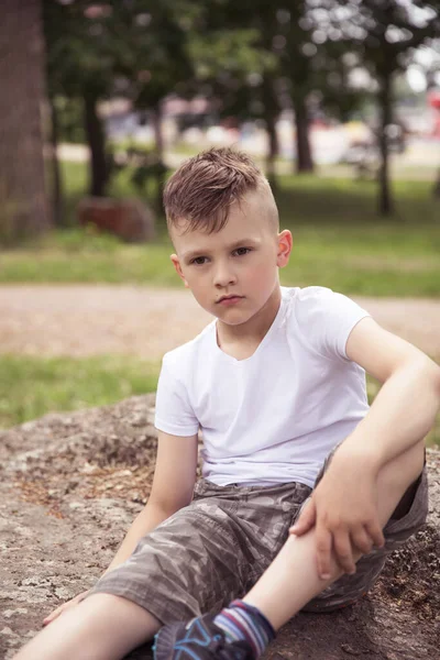 Genç erkek model poz veriyor, erkek moda portresi.