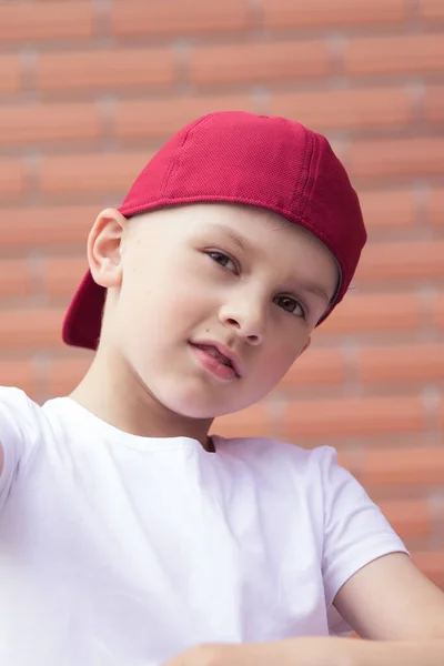 Genç erkek model poz veriyor, erkek moda portresi.