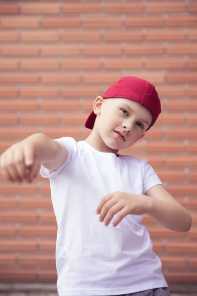 Genç erkek model poz veriyor, erkek moda portresi.