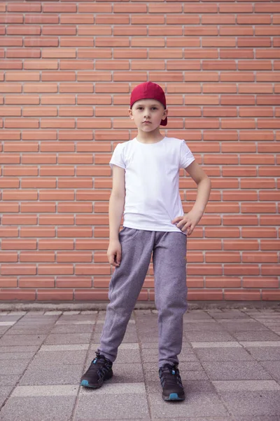 Genç erkek model poz veriyor, erkek moda portresi.