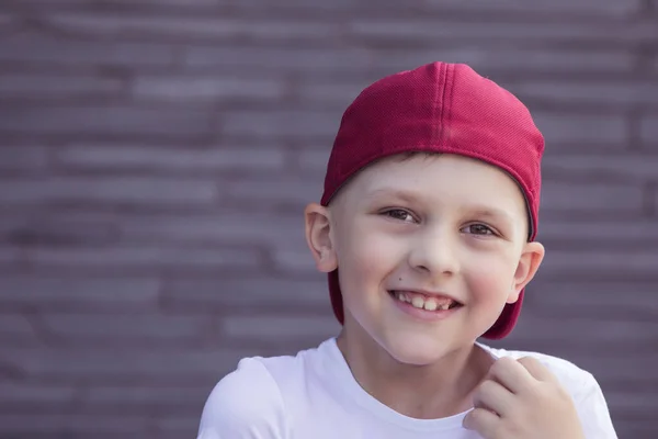 Genç erkek model poz veriyor, erkek moda portresi.