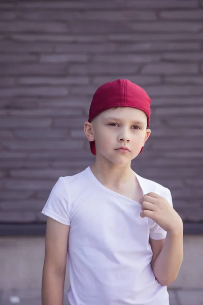 Genç erkek model poz veriyor, erkek moda portresi.