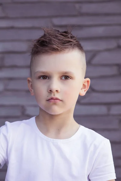 Genç erkek model poz veriyor, erkek moda portresi.