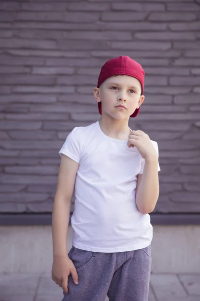 Genç erkek model poz veriyor, erkek moda portresi.