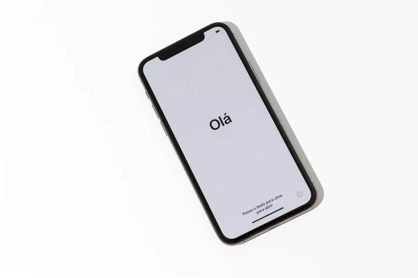 Akıllı telefonun başlangıcında farklı dillerde beyaz ekrana hoş geldiniz 