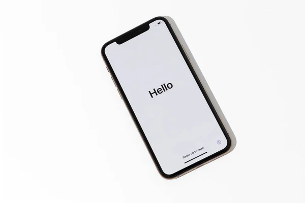 Akıllı telefonun başlangıcında farklı dillerde beyaz ekrana hoş geldiniz 