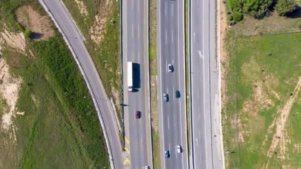 Hyperlipse Nouseva Näkymä Liikennekorkeuksista Liikenneympyrässä Joka Ylittää Valtatien — kuvapankkivideo