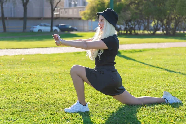 Sarı Saçlı Bir Kız Parkta Spor Yapıyor — Stok fotoğraf