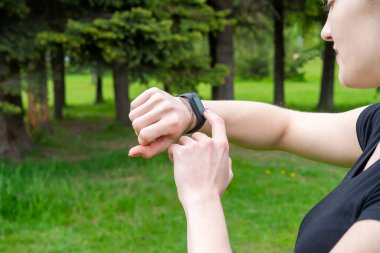 Spor salonundan sonra spor bileziği takan bir kız.