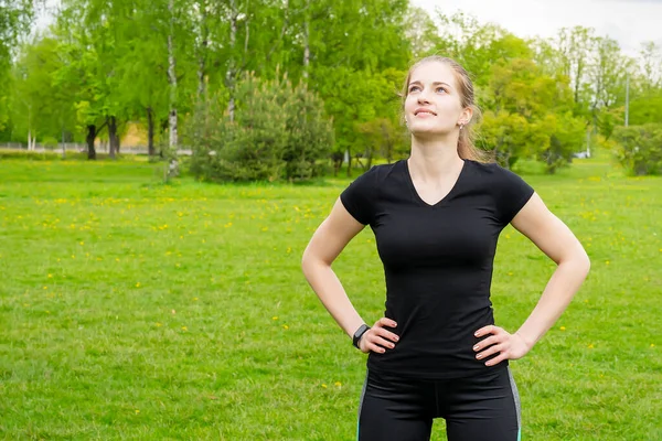 Tired Girl Training Park Looks Sun Rests — Stock Photo, Image